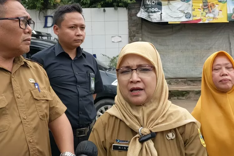 Sekretaris Disdik Kabupaten Bogor Nina Nurmasari saat mengunjungi SMPIT Darul Quran Mulia Bogor, Selasa, 24 Desember 2024. (Panca)