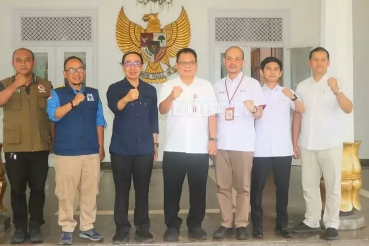 Sekda Kabupaten Sukabumi Ade Suryawan menerima kunjungan OJK Jabar yang memberi bantuan bencana (ist)
