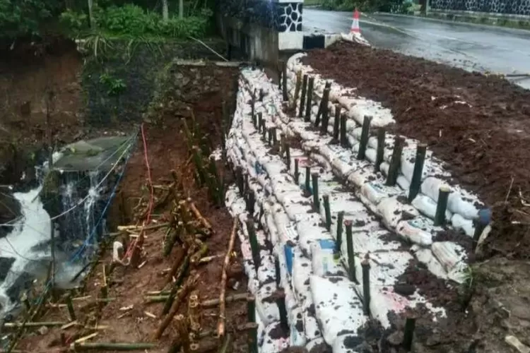 Tak kurang dari 10 titik lokasi jalan amblas di Kecamatan Nyalindung dan Purabaya, Kabupaten Sukabumi yang harus diwaspadai (ist)