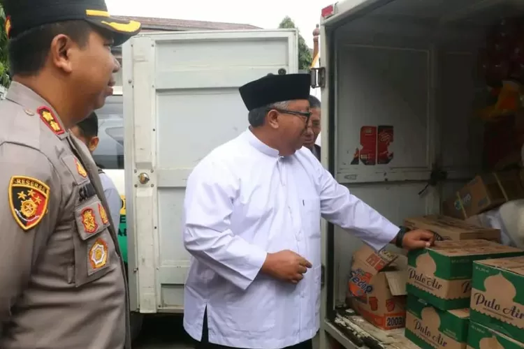 Bupati Sukabumi Marwan Hamami lepas bantuan sosial dari beberapa organisasi untuk warga terdampak bencana di 25 kecamatan (ist)