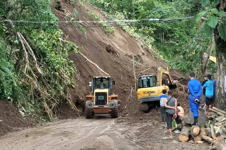 Ruas Jalan Nasional Bagbagan - Kiara Dua Sukabumi lumpuh total akibat longsor, akses jalan pengendara pun dialihkan (Indra)
