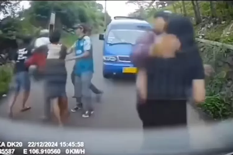 Tangkapan layar video cekcok pemobil dengan Pak Ogah di Jalur Alternatif Puncak Bogor. (Tangkapan layar)