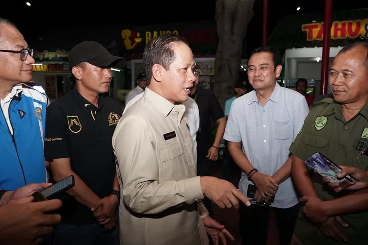 Menteri Lingkungan Hidup/Kepala Badan Pengendalian Hanif Faisol Nurofiq mengecek kondisi sampah di Rest Area Cikampek (ist)