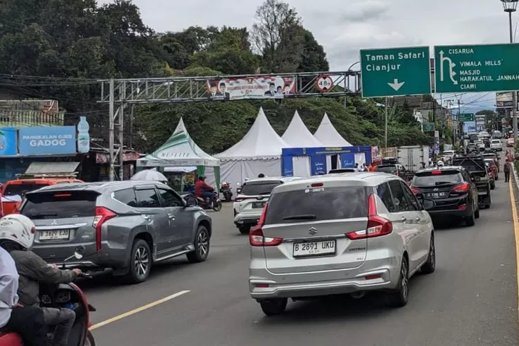 jalur wisata Puncak Bogor terpantau ramai lancar, Kamis, 26 Desember 2024 siang. (Panca)