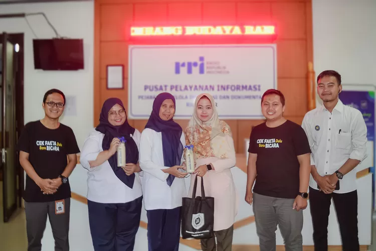 Foto bersama pengurus Mafindo Bogor bersama perwakilan RRI usai menggelar talkshow Pemuda Lawan Hoax. 