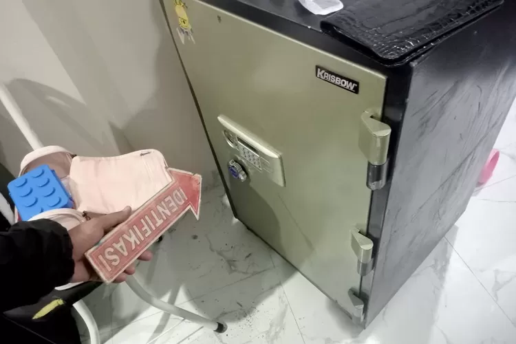 Olah TKP aksi perampokan di Kota Wisata, tepatnya di Desa Ciangsana, Kecamatan Gunungputri, Kabupaten Bogor. (Polres Bogor)