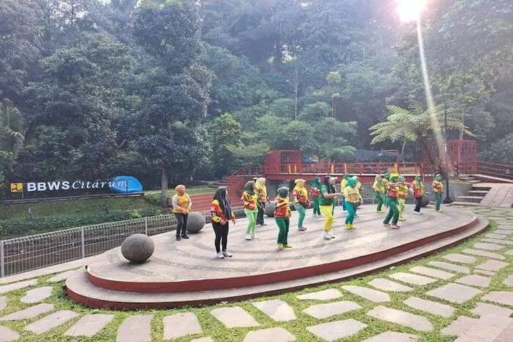 Salah satu daftar destinasi wisata di Bandung yang dapat menjadi tujuan Liburan saat Akhir Tahun yaitu Teras Cikapundung. (citarumharum.jabarprov.go.id)