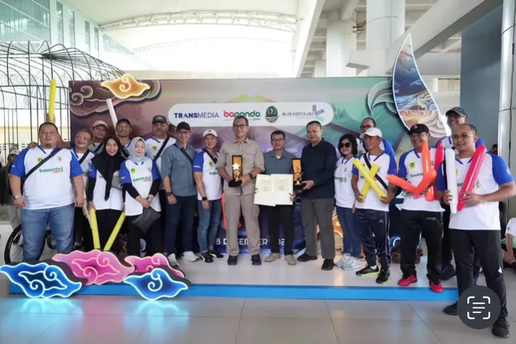 Sekda Kabupaten Bogor Ajat Rochmat Jatnika bersama jajaran Bappenda Kabupaten Bogor dua penghargaan bergengsi di ajang Anugerah Philotra Jawa Barat 2024 yang digelar di Bandara Internasional Jawa Barat (BIJB) Kertajati, Kabupaten Majalengka, Sabtu, 28 Desember 2024. (Pemkab Bogor)