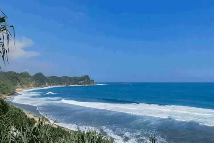 Salah satu destinasi wisata di Wonogiri yang menyuguhkan panorama alam Terbaik untuk Liburan yaitu Pantai Nampu. (bams.jambiprov.go.id)