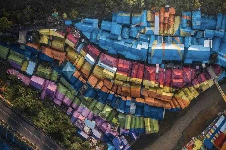 Salah satu destinasi wisata di dekat Stasiun Malang untuk Liburan dan healing saat Akhir Tahun yaitu Kampung Warna-warni Jodipan. (Instagram : wonderfulindonesia)