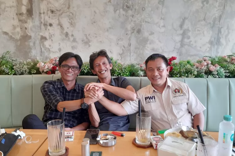 Diki Sudrajat terpilih sebagai ketua Forum Pemred Bogor periode 2025-2028 didampingi&nbsp;Soewidia Henaldi dan Suhairil Anwar sebagai sekretaris dan bendahara. (Forum Pemred Bogor)