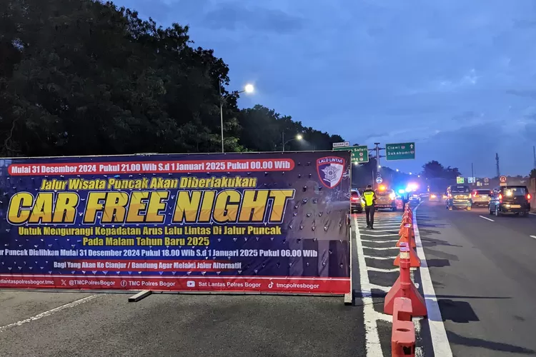 Satlantas Polres Bogor menutup exit tol mengarah ke Puncak Bogor untuk menerapkan car free night di Jalur Puncak Bogor, Selasa, 31 Desember 2024 malam. (Panca)