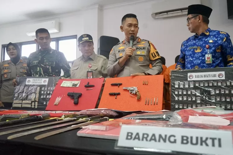Kapolres Bogor AKBP Rio Wahyu Anggoro bersama Forkopimda Kabupaten Bogor saat menyampaikan keterangan pers Rilis Akhir Tahun di Polres Bogor, Selasa, 31 Desember 2024 (Arifin/Metropolitan)