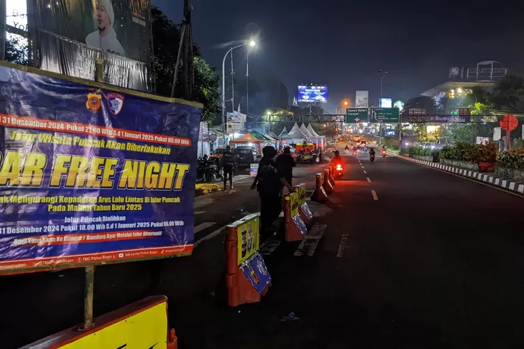 Polisi mulai menerapkan car free night di Jalur Puncak Bogor, Selasa, 31 Desember 2024 malam. (Panca)