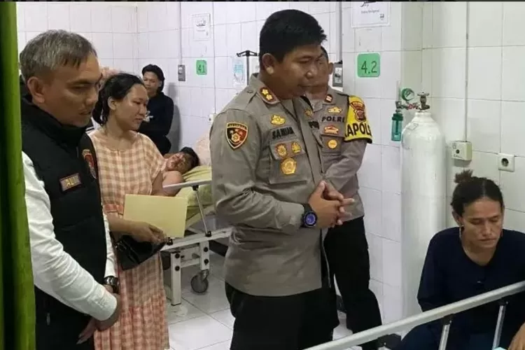 Kapolres Sukabumi, AKBP Samian, saat menjenguk korban di RSUD Sekarwangi Cibadak Sukabumi