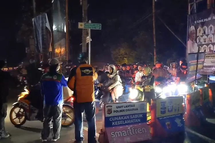 Polisi memutarbalikan sejumlah kendaraan saat pemberlakuan Car Free Night di Jalur Puncak Bogor, Selasa, 31 Desember 2024 malam. (Panca)