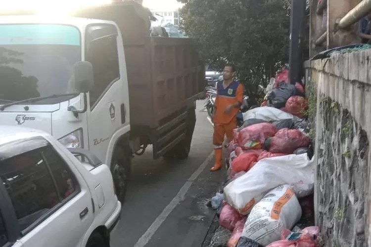 Petugas DLH saat melakukan pengangkutan sampah du Jalur Puncak Bogor. (Rizal)