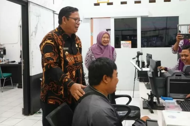 Pada hari pertama masuk kerja usai libur Nataru, Pj Wali Kota Sukabumi sidak ke Bagian Pelayanan Publik (ist)