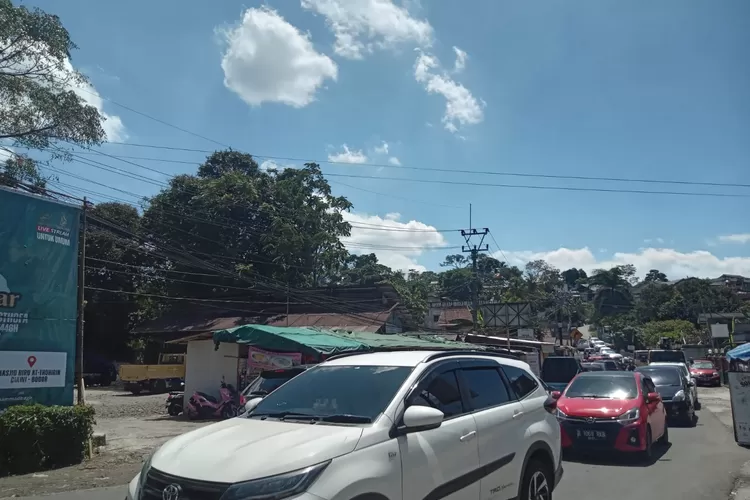 Kemacetan di ruas jalan alternatif Puncak Bogor, Kecamatan Megamendung, Kabupaten Bogor, Kamis, 2 Januari 2024. (Rizal)