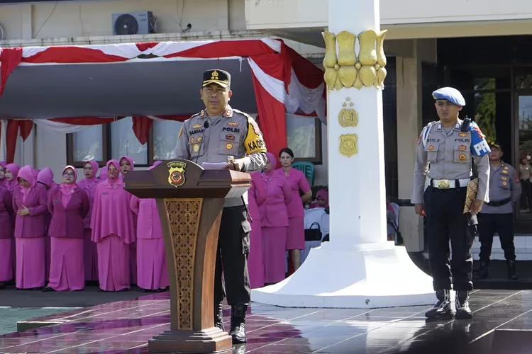 Kapolres Sukabumi AKBP Samian memimpin upacara kenaikan pangkat personel 11 perwira dan 53 bintara Polres Sukabumi (Indra)