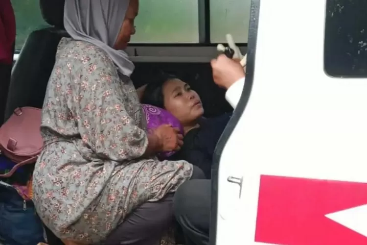 Gegara kondisi jalan rusak parah, seorang perempuan muda di Kabupaten Sukabumi terpaksa melahirkan di Ambulans (ist)