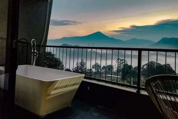 Salah satu daftar hotel murah di Lembang yang berlokasi strategis dekat tempat wisata untuk akomodasi Liburan yaitu Mountain Cottage Bandung. (Instagram : mountaincottagebdg)