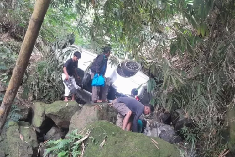 Mobil wisatwawan yang terpersok ke jurang di kawasan wisata Gunung Salak, Kecamatan Pamijahan, Kabupaten Bogor pada 1 Januari 2025 lalu. (Ist)