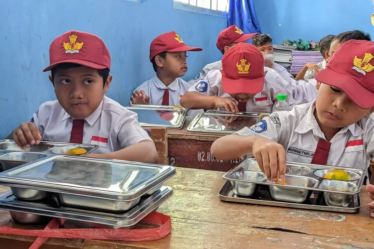 Penyaluran program makan bergizi gratis di Desa Bojongkoneng, Kecamatan Babakanmadang, Kabupaten Bogor, Senin, 6 Januari 2025. (Panca/Metropolitan)