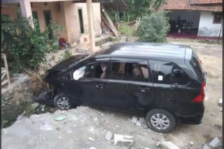 Avanza Hitam mengalami kecelakaan di Jalan Raya Sukamakmur, Kabupaten Bogor. (Polres Bogor)