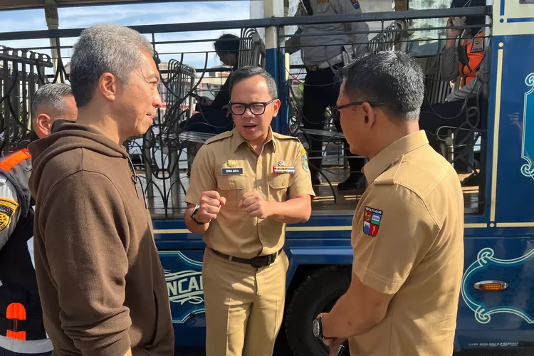 Wamendagri Bima Arya bersama Wali Kota Bogor terpilih Dedie A Rachim memantau operasional bus pengganti Biskita Transpakuan yang berhenti operasional sementara. 