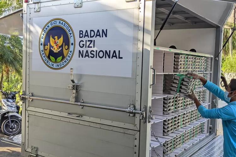 Penyaluran program makan bergizi gratis di Desa Bojongkoneng, Kecamatan Babakanmadang, Kabupaten Bogor, Senin, 6 Januari 2025. (Panca)