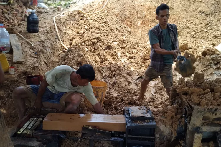 Perajin bata merah saat membuat bata merah di Desa Gorowong, Kecamatan Parungpanjang, Kabupaten Bogor. (Mulya Diva)