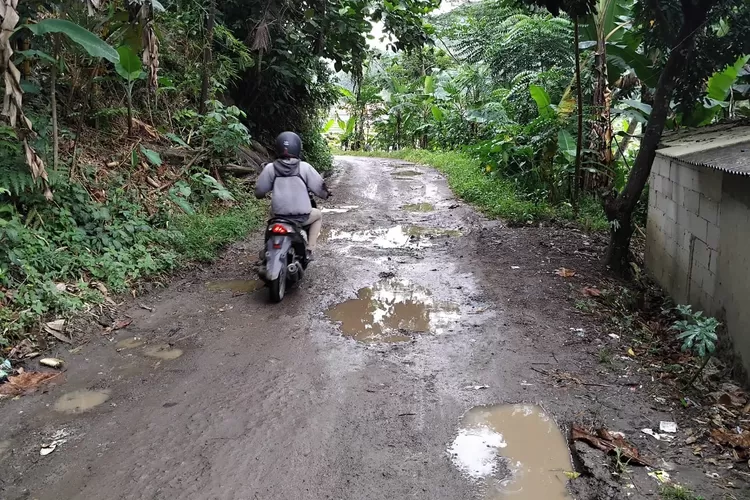 Kondisi jalan Jambu -Gobang yang menghubungkan dua kecamatan yakni Rumpin dan Leuwisadeng, Kabupaten Bogor rusak parah. (Mulya Diva)