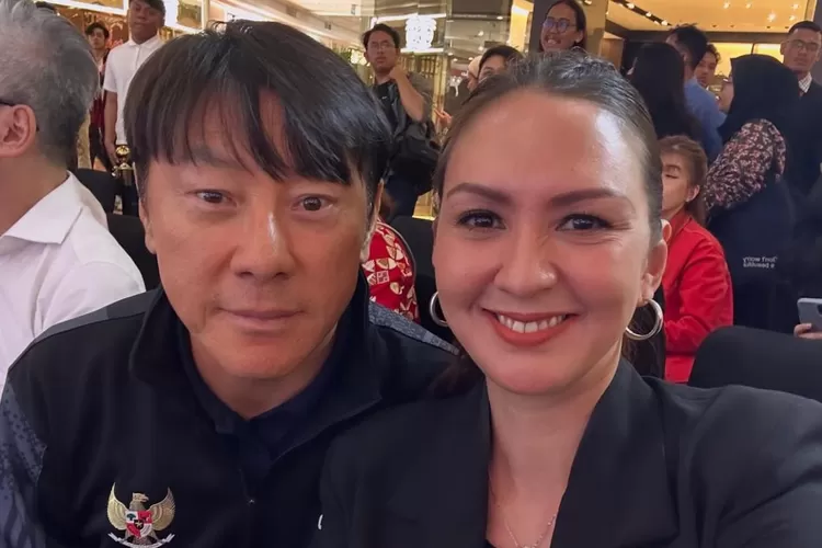 Unggahan Donna Agnesia bersama dengan Shin Tae Yong (Instagram/@dagnesia)