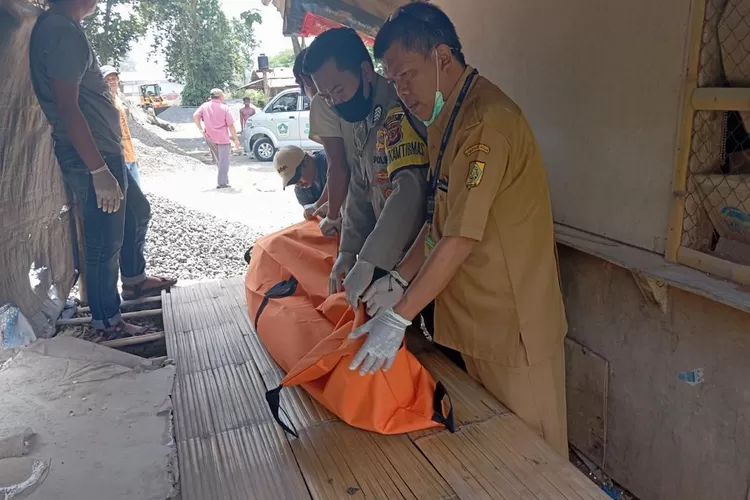 Polsek Rumpin dan Puskesmas mengevakuasi mayat yang ditemukan di pangkalan pasir di, Desa Sukamulya, Kecamatan Rumpin, Kabupaten Bogor. (Polsek Rumpin)