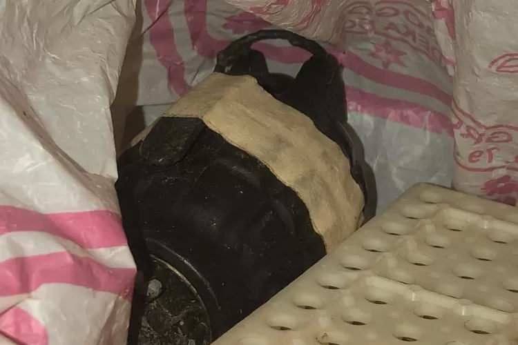 Penemun granat di rumah warga di Desa Cikeas, Kecamatan Sukaraja, Kabupaten Bogor, Selasa, 7 Januari 2024. (Polres Bogor)