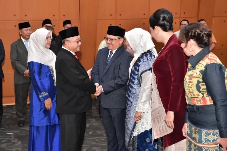 Menteri Dikdasmen Abdul Mu'ti melantik E. Aminudin Aziz sebagai kepala Perpusnas di Graha Utama Kementerian Dikdasmen, Jakarta, Selasa, 7 Januari 2025. (Perpusnas)
