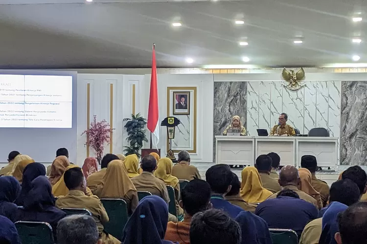 Pemkab Bogor menggalakan Gerakan Selasa Baca di Setda Kabupaten Bogor, Selasa, 7 Januari 2024. (Panca)