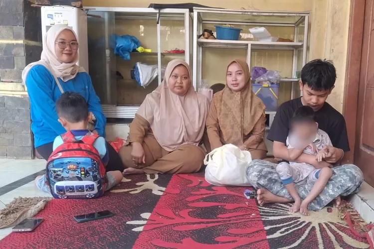 Keluarga penyandang disabilitas di Desa Leuwinutug, Citureup, Kabupaten Bogor saat dilakukan pendataan. (Ist)