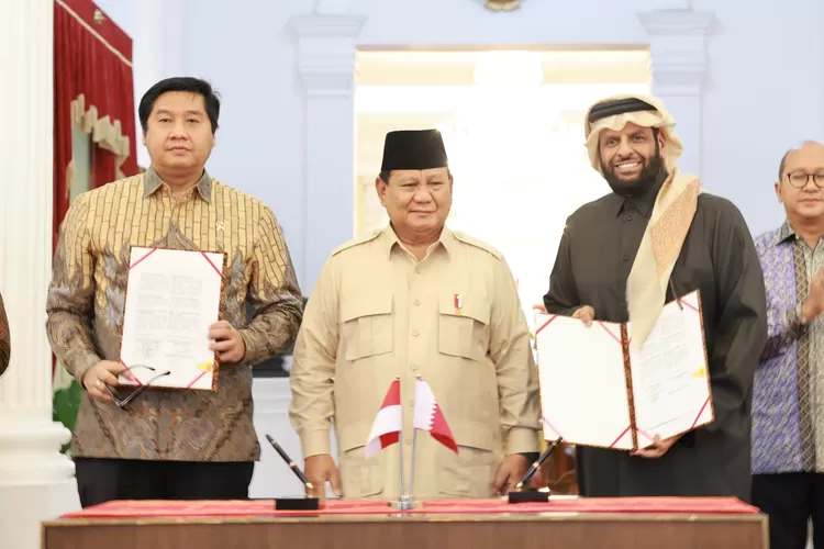 Presiden Prabowo Subianto (tengah) didampingi Menteri PKP Maruarar Sirait usai penandatangan MoU antara Pemerintah Indonesia dengan Qatar di Istana Merdeka, Jakarta, Rabu, 8 Januari 2025. (Tim Media Presiden)