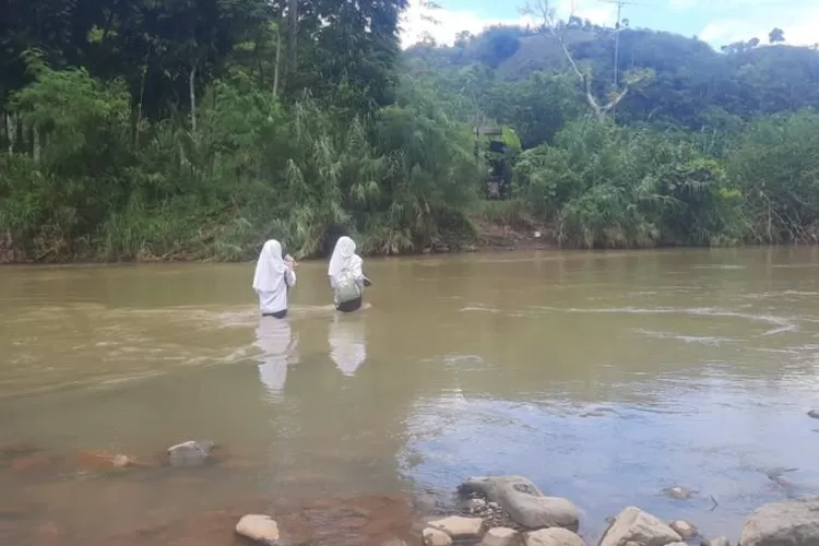 Usai jembatan rusak diterjang banjir, para pelajar di Simpenan, Sukabumi, kini bertaruh nyawa menyebrangi sungai untuk pergi ke sekolah (ist)