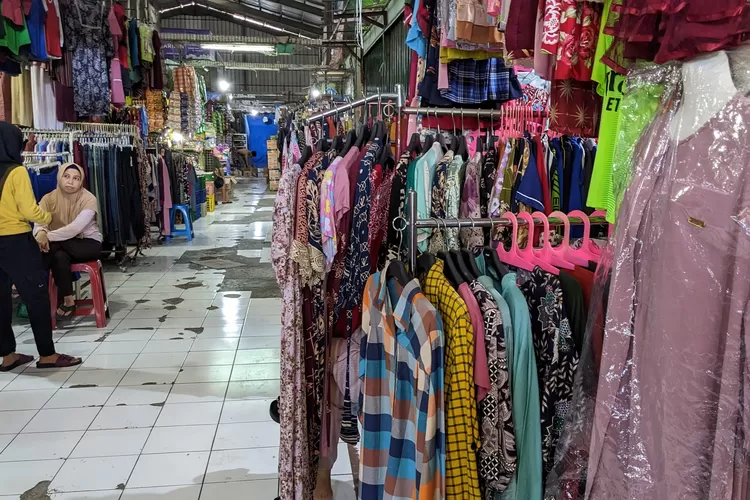 Suasana kios blok pedagang pakaian di Psar Ciluar, Kecamatan Sukaraja, Kabupaten Bogor, Rabu, 8 Januari 2024. (Panca/Metropolitan)