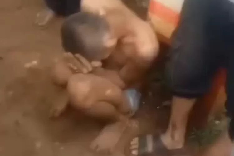 Tangkapan layar pelaku curanmor di Tajurhalang, Kabupaten Bogor tertangkap warga. (Instagram @di_tajurhalang)