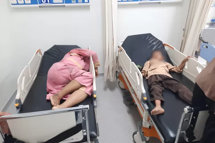 Ibu dan anak di Cibinong menjalani perawatan di RSUD Cibinong usai terlibat kecelakaan lantaran terjerat kabel internet. (Polres Bogor)