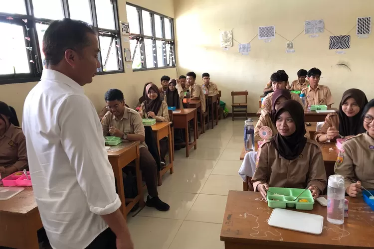 Saat mengeek program Makan Bergizi Gratis (MBG) di Kota Sukabumi, Pj Gubernur Jabar Bey Machmudin klaim anak-anak senang (Satiri)