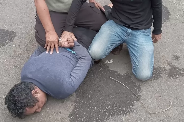 Beredar foto pelaku pembacokan si Cilebut, Sukaraja, Kabupaten Bogor saat ditangkap. (Ist)