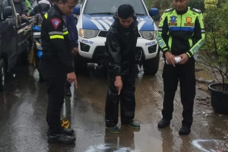 Olah TKP kecelakaan maut di Jalan Raya Narogong, Desa Cileungsi Kidul, Kecamatan Cileungsi, Kabupaten Bogor, Kamis, 9 Januari 2025 pagi. (Polres Bogor)