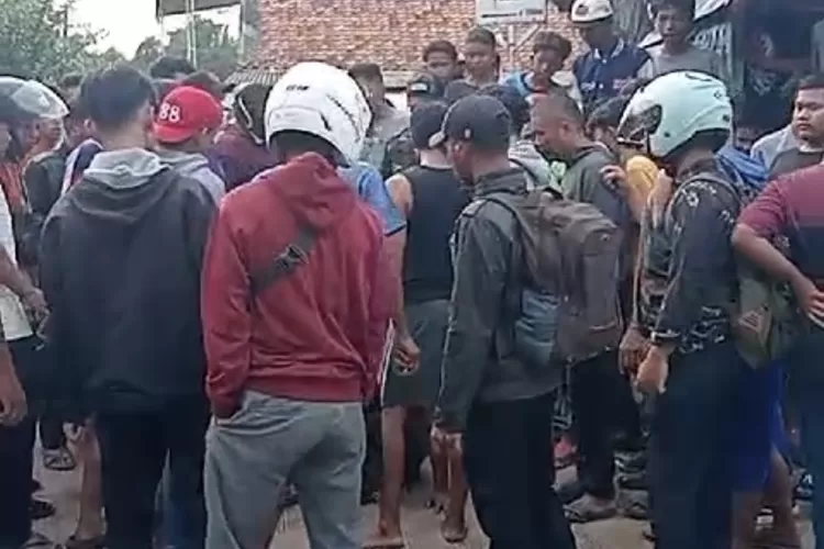 Tangkapan layar video warga mengerumuni pelaku curanmor di Jonggol, Kabupaten Bogor. (Tangkapan layar)