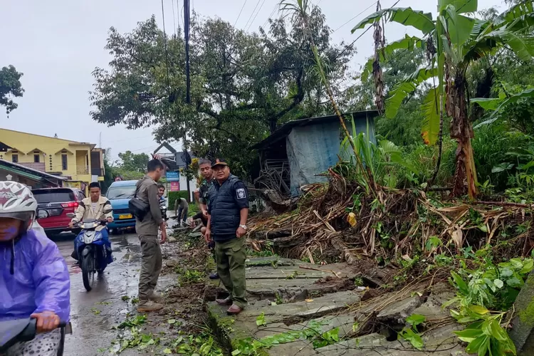 Pagar vila di Jalan Cikopo Selatan, Desa Sukamaju, Kecamatan Megamendung, Kabupaten Bogor roboh diterjang hujan dan angin kencang, Rabu, 8 Januari 2025. (Rizal)