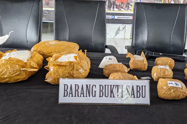 Polisi menunjukan barang bukti sabu seberat 6,9 kilogram saat konferensi pers di Polres Bogor, Jumat, 10 Januari 2025. (Panca/Metropolitan)